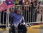 Tun M Muncul Di Dataran Putrajaya, Berbual, Lambai Pengunjung