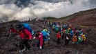 富士山封山仍挡不住人潮 每年逾万人冒险闯入