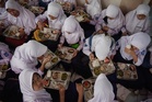 印尼免费午餐再出事 3天逾2000师生食物中毒