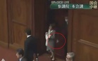日本国会爆性骚  80岁议员纸棒拍打女议员臀部