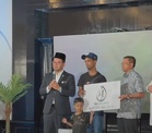 “Mak, Ini Tiket Umrah Untuk Mak…”- Abang Minyak Hitam Jalanan Syukur, Terharu Terima Tajaan