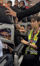 “Kenapa Tak Cakap Mandarin?”- Penumpang China Amuk, Persoal Kru Kabin Berbahasa Inggeris!