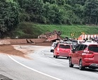 Bayi Antara 4 Yang Terkorban, Honda City Dihempap Treler Terbalik Di Lebuhraya Karak