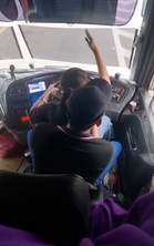 (VIDEO) Pemandu Dirakam Pandu Bas Sambil Riba Wanita, Penumpang Tegur Namun Diherdik