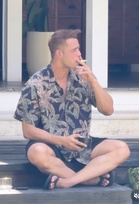 Isu Tayang Hisap Rokok Di Media Sosial, Zul Ariffin Tak Maafkan Netizen Yang Komen Melampau – “Tiba-Tiba Entah Mai Mana Ucap Tahniah”