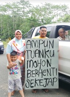 “Ampun Tuanku Mohon Berhenti Sekejap..” – Nekad Pegang Papan Tanda Tepi Jalan, Keluarga Mohon Bantuan Elektrik Daripada Sultan Pahang