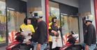 “Akak Dah Lama Hidup Dengan Dia, Suara Dia Memang Kuat” – Akak ‘Fast Food’ Ditengking Pertahan Suami Dari Kecaman