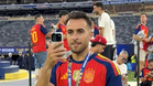 Pemain Sepanyol Dilihat Menggunakan Honor Robot Phone Selepas Memenangi Piala Dunia