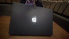 Logo Apple Kembali Berlampu Pada MacBook Pro Dengan Skrin Sesentuh