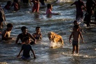 Mencari Ruang Bernafas: Penduduk Gaza Sasar Kawasan Pantai Di Sebalik Runtuhan Perang