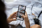 Doomscrolling pada Waktu Malam: Punca Anda Susah Tidur