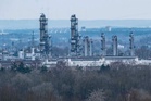 US crude oil inventories plunge much more than expected
