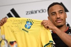 Leweling presents Ronaldo shirt after viral haircut post