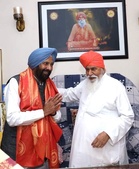 Punjab BJP chief calls on Sant Niranjan Das at Dera Ballan, says CM Mann must resign