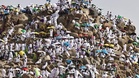 Muslim worshippers defy blistering heat for Hajj pilgrimage at Mount Arafat