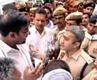 High drama during INLD protest in Rohtak, Arjun Chautala engages in heated argument with SP