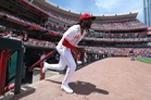 Elly De La Cruz exits early with hamstring tightness, and the Cincinnati Reds wait on Monday’s MRI