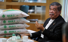 Baki Bekalan Baja Dihantar Hari Ini, Tertangguh Akibat Kelewatan – Mat Sabu