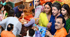 “Murtad?”- Shah Rukh Khan Buat Ritual Agama Hindu, Ramai Persoal Status Agamanya