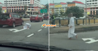 “Kalau terjumpa malam…” – Individu Lakukan Aksi Seperti Solat Di Tengah Jalan Timbulkan Kegusaran Ramai