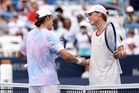 De Minaur beats Hewitt to advance