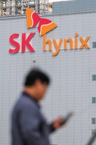 SK Hynix, union hold talks over bonus pay