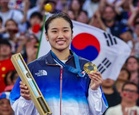 Top-ranked An, holder Yamaguchi reach badminton worlds semi-finals