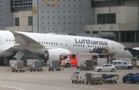 Lufthansa employees injured after Boeing 787’s nose landing gear collapses at Frankfurt airport (video)