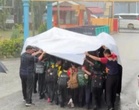 成“落汤鸡”也要护学生免淋雨 教师暖心画面感动网友
