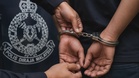 Penjawat awam ditahan miliki pistol, dadah dalam kereta