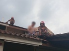 疑精神异常赤脚行走于屋顶  消拯员成功劝下男子