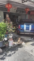 Pembantu kedai cedera, kereta rempuh premis kuih di Klang