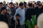 Anwar iringi jenazah abang, zahir penghargaan atas segala jasa