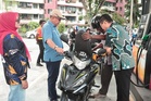 Pengguna motosikal terima manfaat isi minyak percuma DUN Pandan Indah