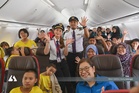 首次体验搭飞机   149孤儿笑迎特别飞行之旅
