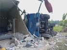 Lori hilang kawalan rempuh rumah, tiga sekeluarga terselamat