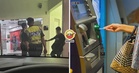 【谢谢Abang Polis！】被可疑男子盯着不敢下车，警员一路护送女子去提款打油！