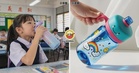 【一点都不好笑!】女学生水瓶被同学“加料”,喝几口才惊觉是尿!