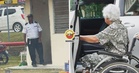 【曾帮过坐轮椅的妈妈上车！】多年来热心帮助病患和访客，Kajang医院保安大哥获网民大赞！
