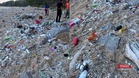 “Pantai Malaysia Tak Ada Siapa Peduli” – Netizen Bersuara Isu Haroqs Campak Coklat Ke Laut