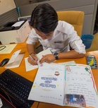 Adam Adli terima kad raya daripada murid, turun padang ke sekolah balas dengan tulisan tangan