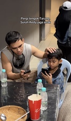Netizen tersentuh lihat Aedy Ashraf usap kepala budak – “Dia rindu zaman kecilnya”