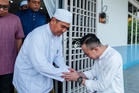 Bukan calang-calang orang! Steven Sim ziarah tokoh ulama Pulau Pinang, terima hadiah kitab