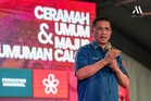 ‘Mandi malam Jumaat tiga kali, saya bayar.. Mana nak cari Menteri Besar macam ini?’ – Azmin