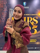 Yana Samsudin terima Anugerah Ikon Inspirasi UMPSA, buktikan ilmu tiada penghujung