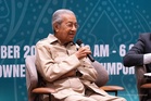 Tun M persoal ‘perkara pelik’ -“Curi berjuta-juta dibebaskan & dilantik ke jawatan tinggi”