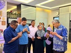 Zahid ziarah keluarga Abdul Azeez, anak luah penghargaan – “Saat keluarga kami diuji…”