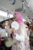 Tren KTM bertukar meriah! Flashmob Desa Kirana buat penumpang teruja