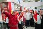 Nak tarik pekerja tempatan? Gaji mesti setimpal – Johari