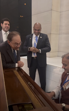 “Guru minta izin nyanyi kejap ok!”- Penuh penghayatan, PM Anwar dendang lagu Hindi klasik